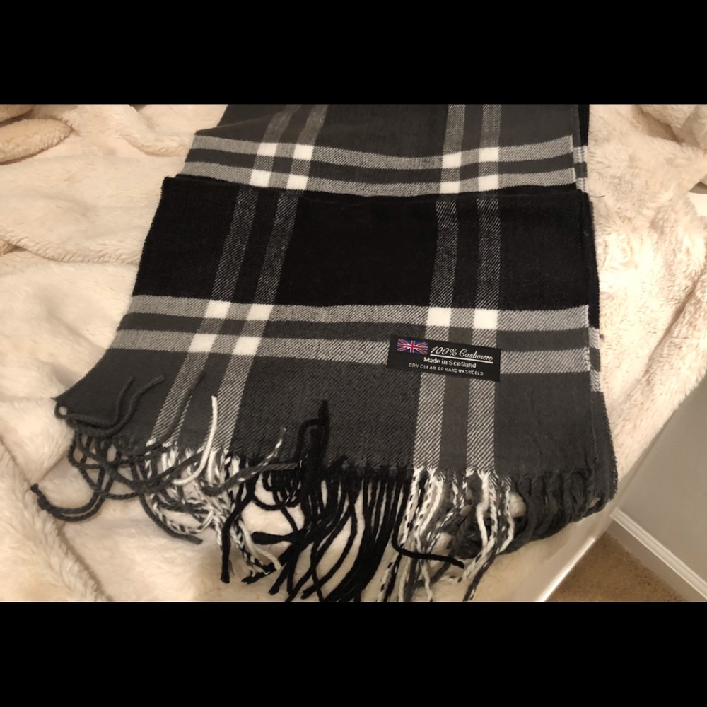 Beautiful 100% cashmere scarf, super soft!